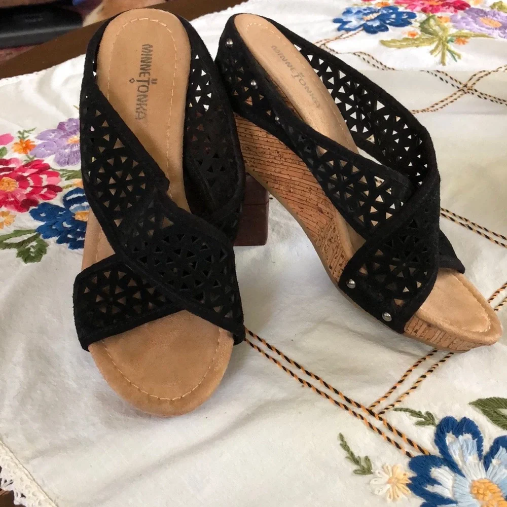 Minnetonka Lainey Suede Crisscross Comfort Platform Wedges in Black. Size 9